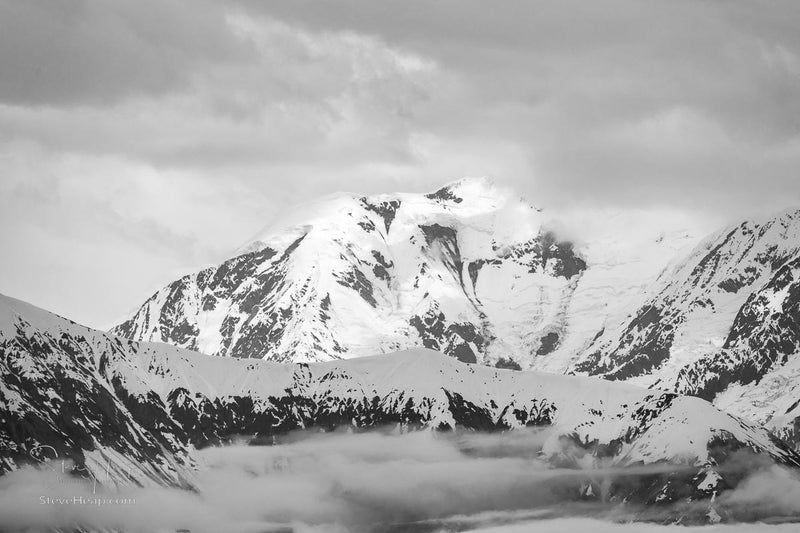 Sfondo di montagne in bianco e nero