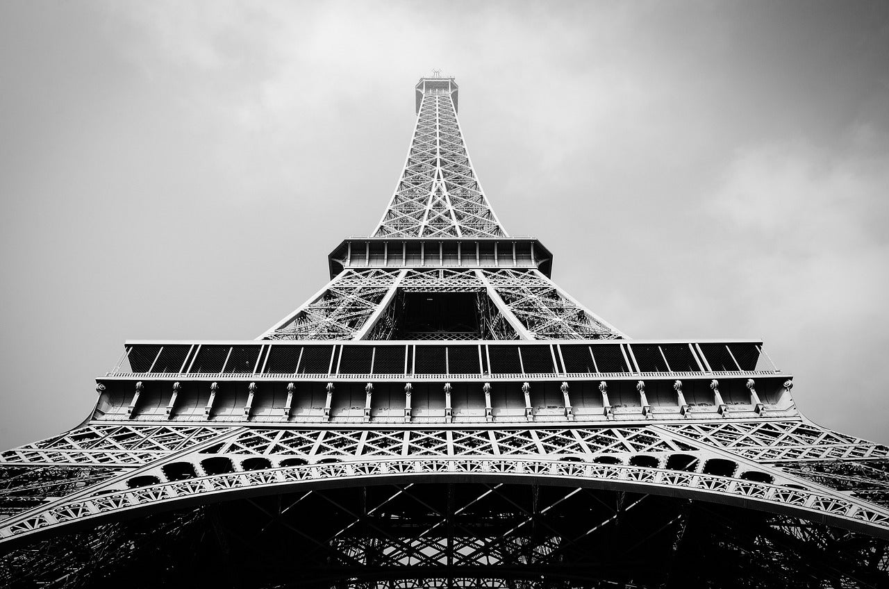 Black and white Eiffel Tower Wallpaper